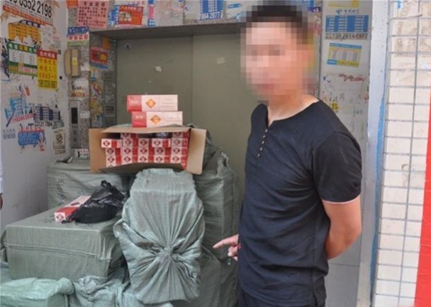 疑犯將香煙藏到某倉庫。(網上圖片)